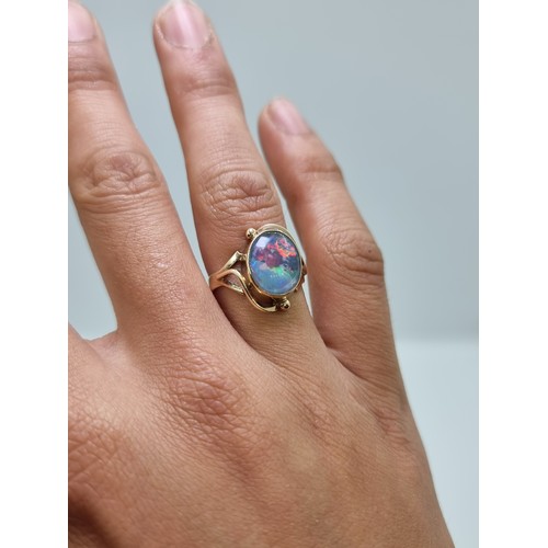 407 - A stunning antique 9 carat gold opal solitaire ring with full spectrum of colours. Weight 3.2g, size... 