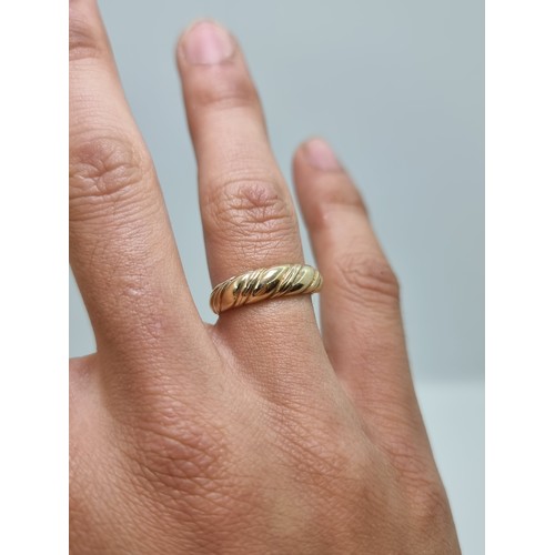 409 - An 18 carat gold twist rope design ring. Weight 2g, size N.