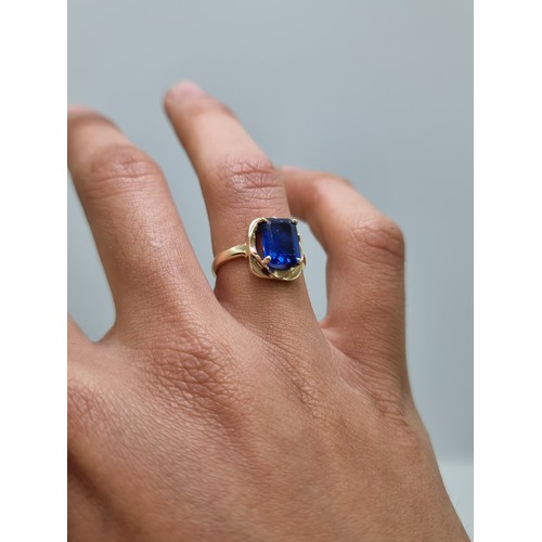 411 - A stunning 9 carat gold sapphire solitaire ring. Weight 3.2g, size M.