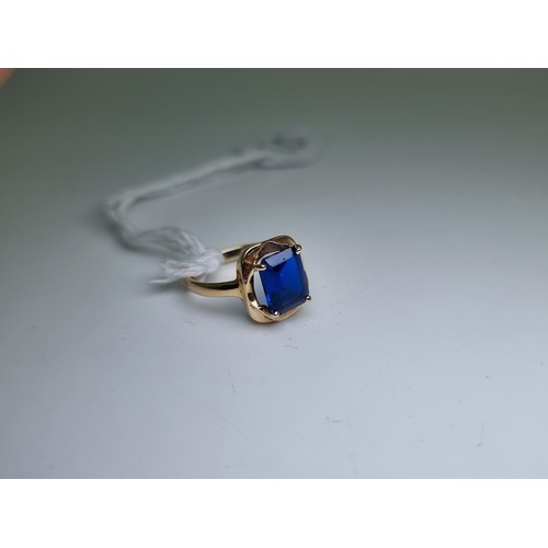 411 - A stunning 9 carat gold sapphire solitaire ring. Weight 3.2g, size M.