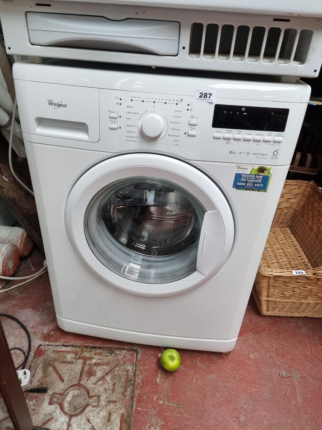 Aan de overkant vervormen maak een foto Whirlpool washing machine. 8 kg, 1400 rpm, 6th sense colours. Model WWDC  8440.