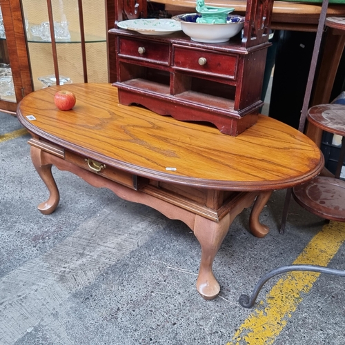 562 - A lovely wooden, oval coffee table with Queen Anne legs and a drawer with a brass handle. Mm: H: 40c... 