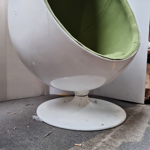 341 - Star Lot : Super Vintage white fibreglass egg Chair in overall good order With green interior. Class... 