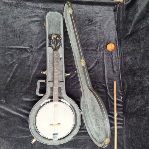 214 - Hondo II banjo in good condition with a Remo Weather King banjo head, Made in USA, with quality hard... 