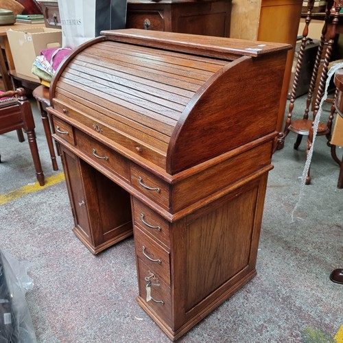 381 - A Stunning Antique Roll Top Writing Desk with 7 Drawers and Charming Leather Inlay. Super condition ... 