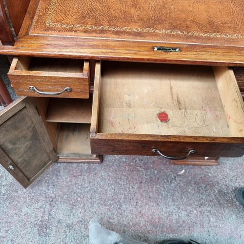 381 - A Stunning Antique Roll Top Writing Desk with 7 Drawers and Charming Leather Inlay. Super condition ... 