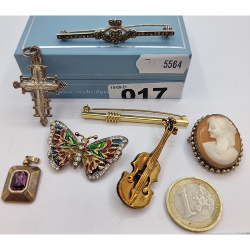 17 - A nice collection of seven jewellery items, including a 925 cameo brooch, 925 Silver claddha pin an ... 