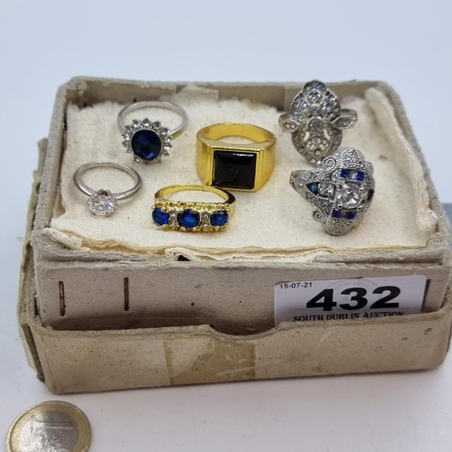 44 - An assorted collection of vintage rings, some silver, including signet ring and stone rings. All siz... 