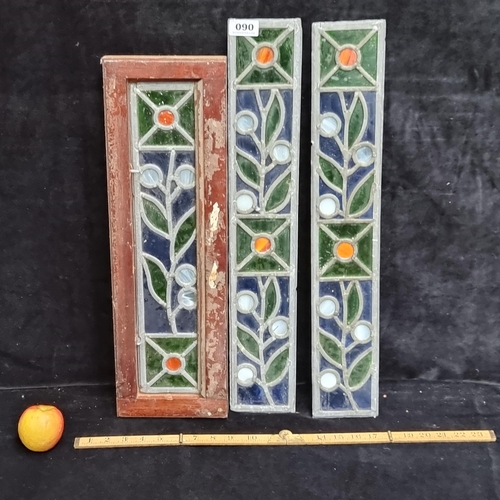 90 - 3 stained glass panels with floral decoration in blue, green, orange and white. Mm: 59cm x 10cm. (2)... 