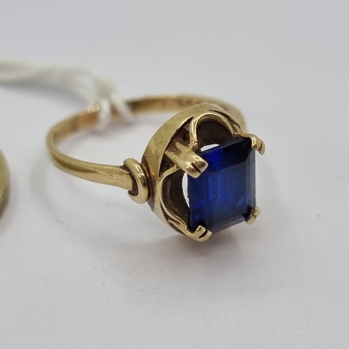 16 - Star Lot : A vintage  9 carat Sapphire set ring, with claw settings. Weight of ring 3.05g, size Q 1/... 