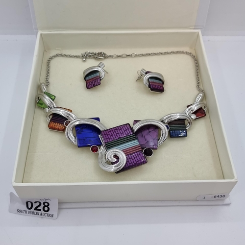 28 - A matching set of designer polished stone costume jewellery, cold to touch. Consists of a choker sty... 