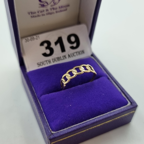 319 - A 9 carat gold link band ring. Size P, weight 1g.