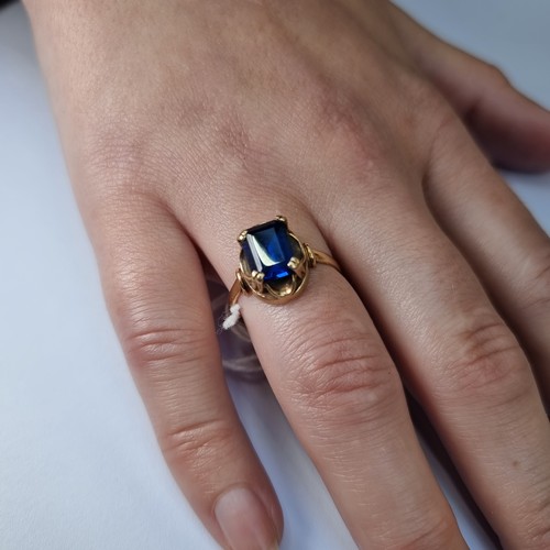 16 - Star Lot : A vintage  9 carat Sapphire set ring, with claw settings. Weight of ring 3.05g, size Q 1/... 