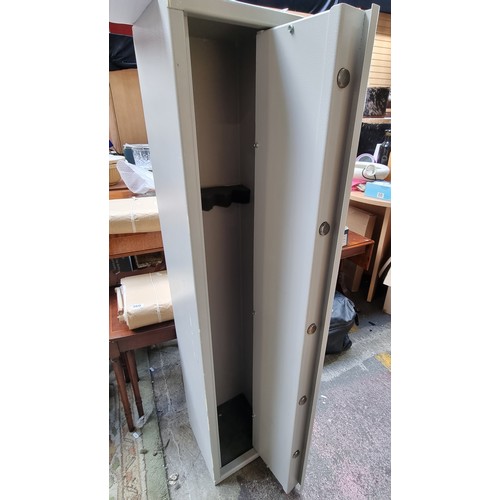 365 - Large heavy duty gun safe Infac Safe with space for four guns, with key. Mm: 130 cm x 25 cm x 25 cm.