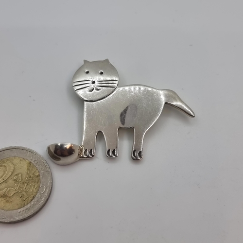 40 - A nice example of a sterling silver (stamped 925) vintage brooch in the form of a cat, with drinking... 