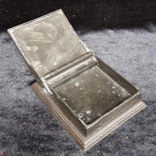 118 - An elegant vintage Damascene cigarette dispenser with beautiful gold and silver inlay. A heavy and a... 