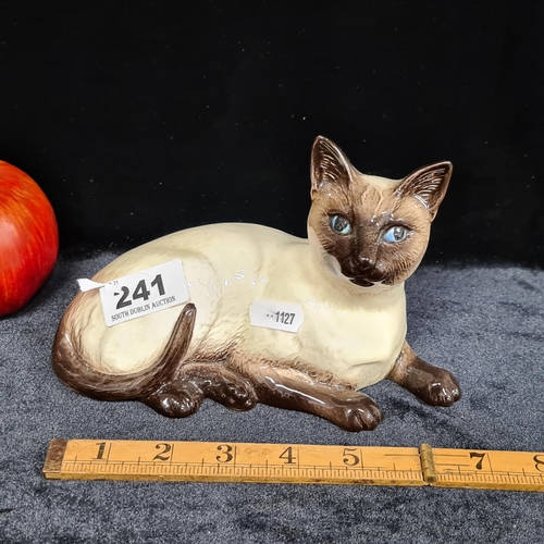 241 - Large Beswick sculpture of a Siamese cat (1559). In Very good condition.