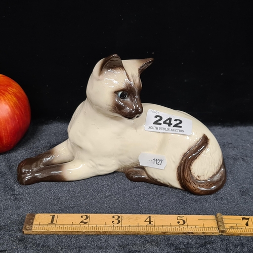 242 - Large Beswick sculpture of a Siamese cat, looking at its tail (1558). In very good condition.