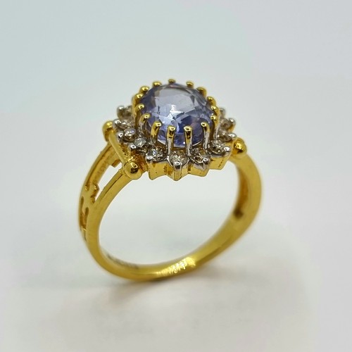 370 - A beautiful 14k Gold Ring (stamped) with a large oval cut natural Sapphire 3.6cts . Surrounded by 15... 