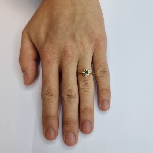 410 - Star Lot: A very attractive 18K gold daisy ring with emerald and diamonds. Ring size M 1/2, weight 2... 