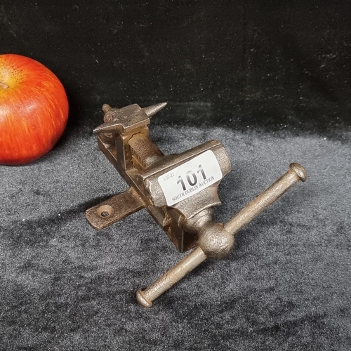 101 - A good quality heavy vintage vice and anvil for watchmakers or jewellers with bracket for table moun... 