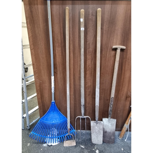 382 - 5 ling-handles garden tools including 4 heavy vintage examples by brands such as ''Bulldog English T... 