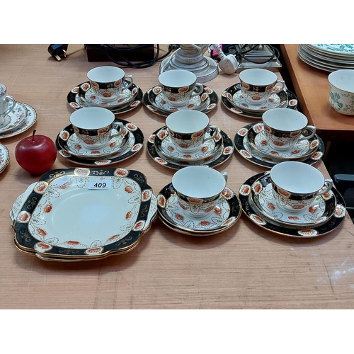 409 - 26 pieces of Crown Chelsea Fine Bone China in the pattern ''Hatton'' featuring a striking black bord... 