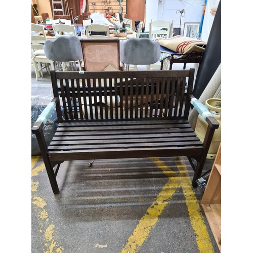 400 - A lovely wooden garden bench in very good condition.