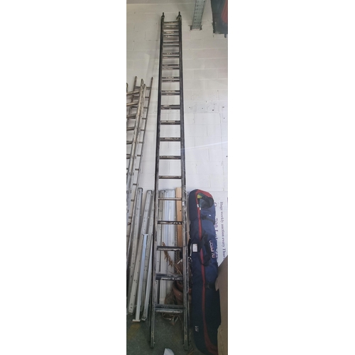 784 - An extra large aluminium extendable 1o metre ladder.