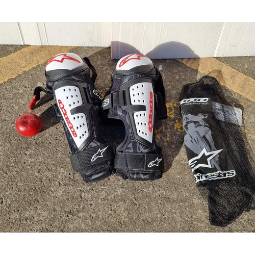 794 - Moab shin/knee guards in black/white size L/XL