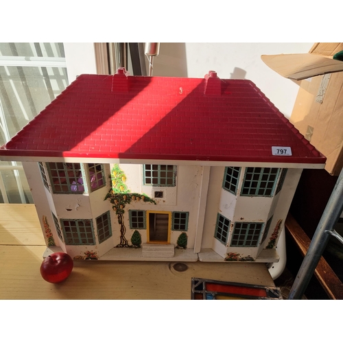 797 - A good sized Triang vintage dolls house dating ot the 1960s/70s made from metal with a bright cheerf... 