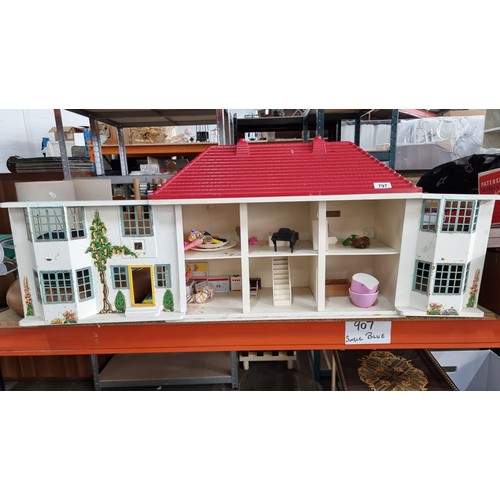 797 - A good sized Triang vintage dolls house dating ot the 1960s/70s made from metal with a bright cheerf... 