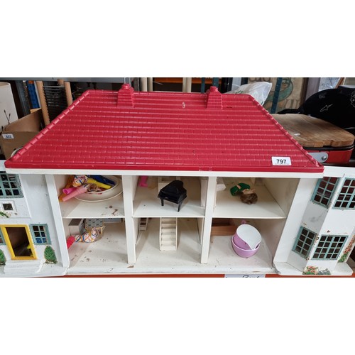 797 - A good sized Triang vintage dolls house dating ot the 1960s/70s made from metal with a bright cheerf... 