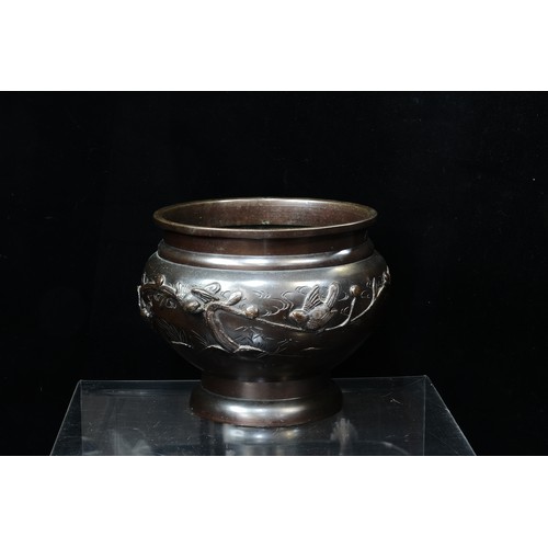 521 - A elegant Japanese heavy bronze urn on a high rim foot rim with swallow motifs in relief on the exte... 
