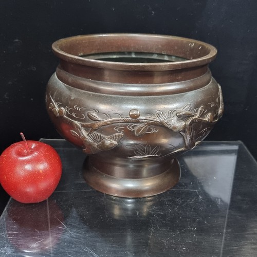 521 - A elegant Japanese heavy bronze urn on a high rim foot rim with swallow motifs in relief on the exte... 