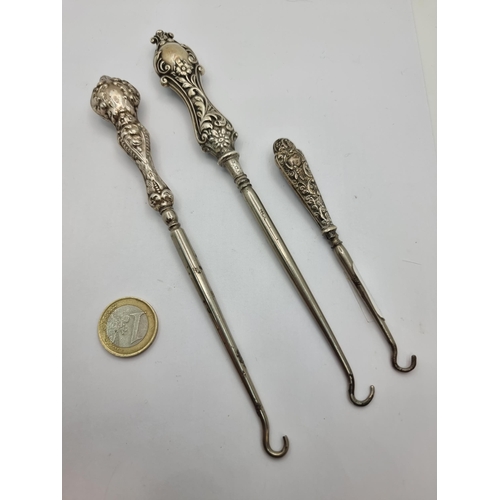 423 - A nice pair of sterling silver handled button hooks. Hallmarked London 1902, maker James Deakin & So... 