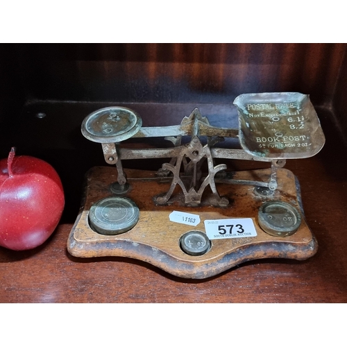 573 - A lovely antique postal weighing scales including weights 1/2, 2, 4 oz. All on a wooden base.