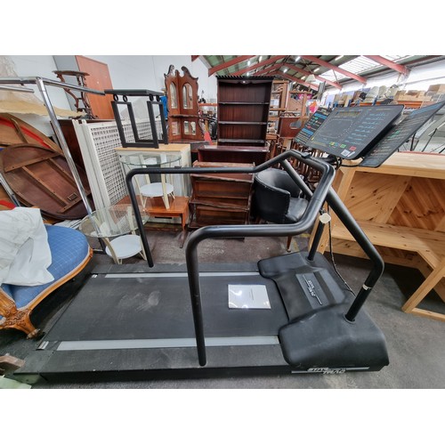 363 - Star Lot : a commercial quality, full size Gym A Star Trac 2000 treadmill. With safety handrails. Lt... 