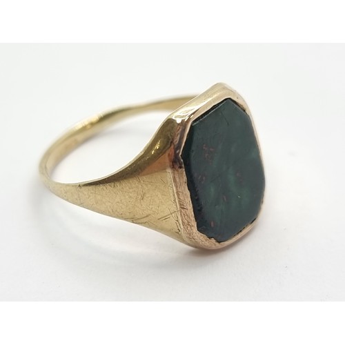 410 - A 9K gold bloodstone set signet ring. Ring size Q, weight 3.1g.