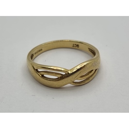 419 - A 9K gold Celtic style ring, size M 1/2, weight 2g.