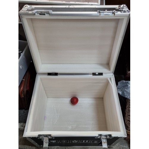 568 - A large good quality flight case - perfect for transporting fragile items such as electronic equipme... 