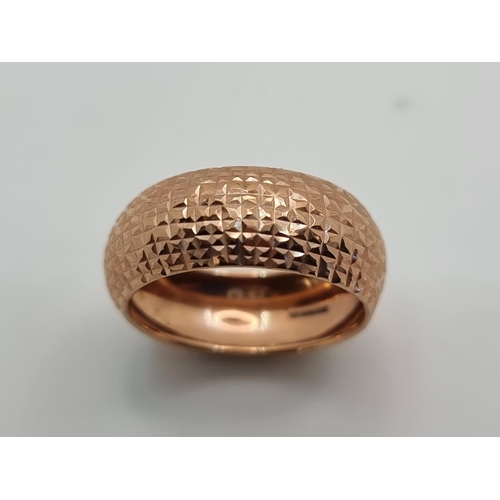 25 - A 9K rose gold hammered design ring. Ring size Q,