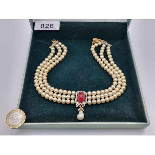 26 - An attractive three row pearl and agate stone drop pearl necklace with a lovely gemstone clasp. Leng... 