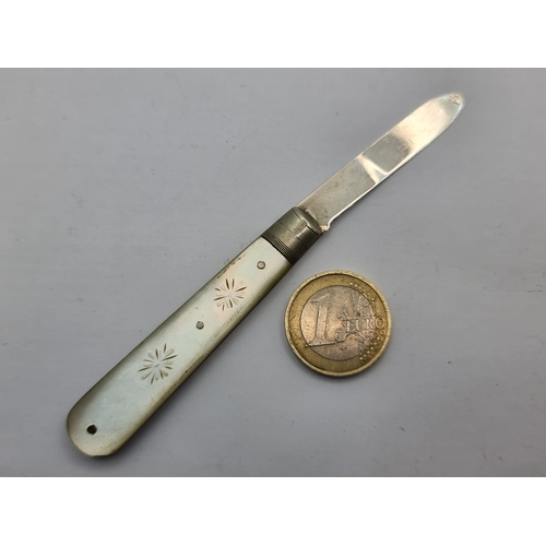 35 - A Sterling silver bladed mother of pearl handled penknife. Hallmarked Birmingham, 1929. In very good... 