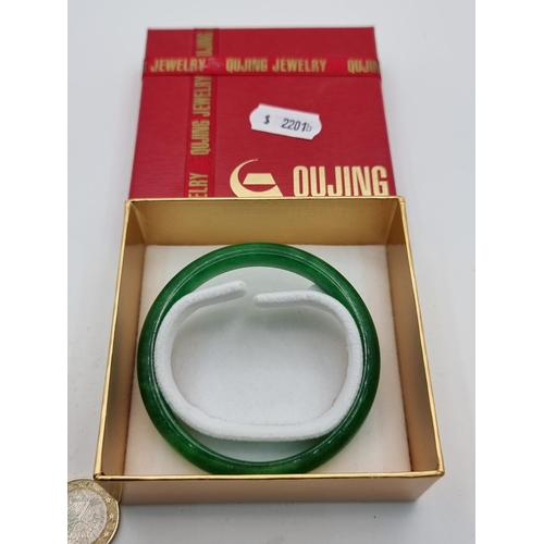 46 - A very good jade bangle bracelet, dimensions 6cm diameter. Stone cold to touch. Super colour. In pre... 