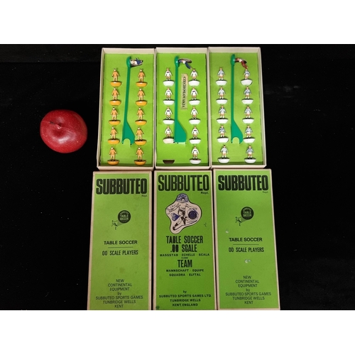 128 - Three sets of Subbuteo 1970s Table Soccer 00 Scale Players. Including full team sets for Queen's Par... 