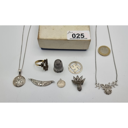25 - A great assorted collection of Sterling Silver items, consisting of pendants, ring and thimble. Toge... 
