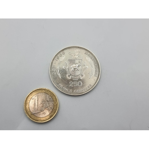 27 - A 25 franc guinéen coin (dated 1959-71). Silver content .999, weight 14.53g. Comes with detailed inf... 