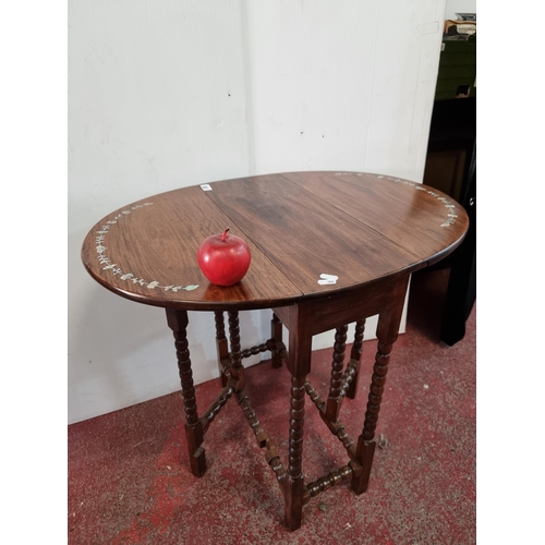 607 - A beautiful antique drop leaf table, with bobbin turned legs and a intricate Abaloni floral inlay. F... 