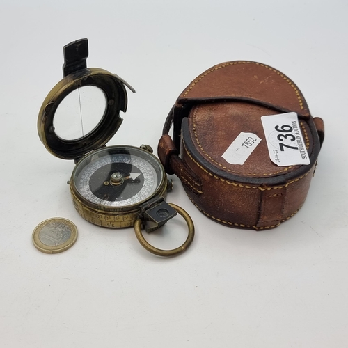 736 - An antique WWI verner pattern brass compass dating to 1918. In original genuine felt lined leather p... 